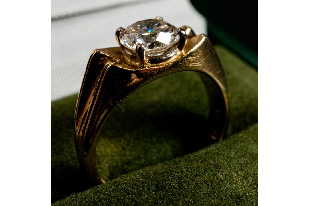 Jewellery: - Image 1 of 3