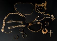 Jewellery: a 9ct yellow gold signet ring, a gate bracelet, an openwork ring, two further rings, a cr