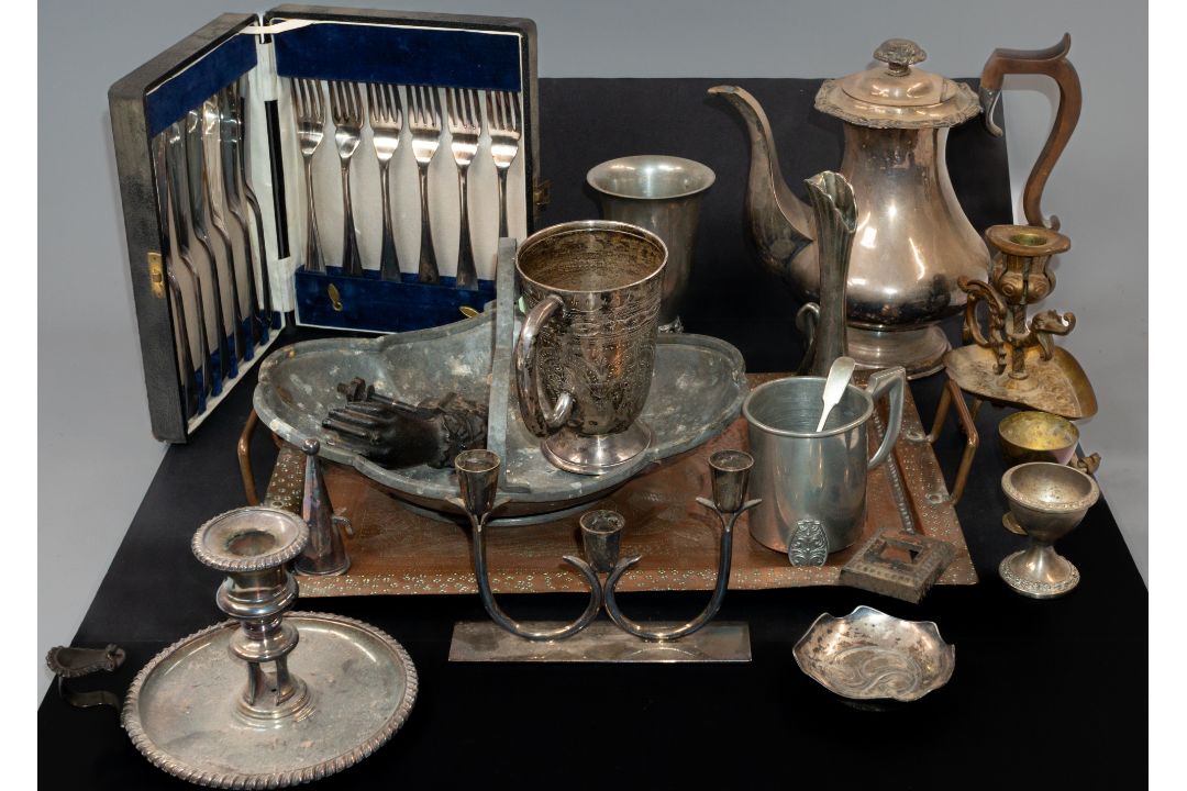 Metalware: an Arts &amp; Crafts hammered copper two handled tray, decorated centrally with a five pe - Image 1 of 2