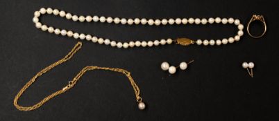 Jewellery: a 9ct yellow gold mounted cultured pearl necklace, approximately 42cm, each around 5.5mm 