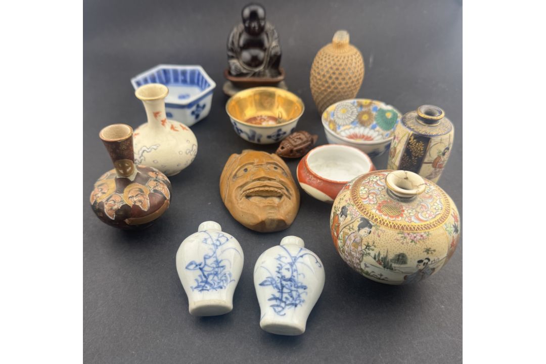 Oriental: a Chinese wicker covered snuff bottle, 6.7cm, a pair of blue and white bottles, 5.0cm, a m - Image 1 of 3