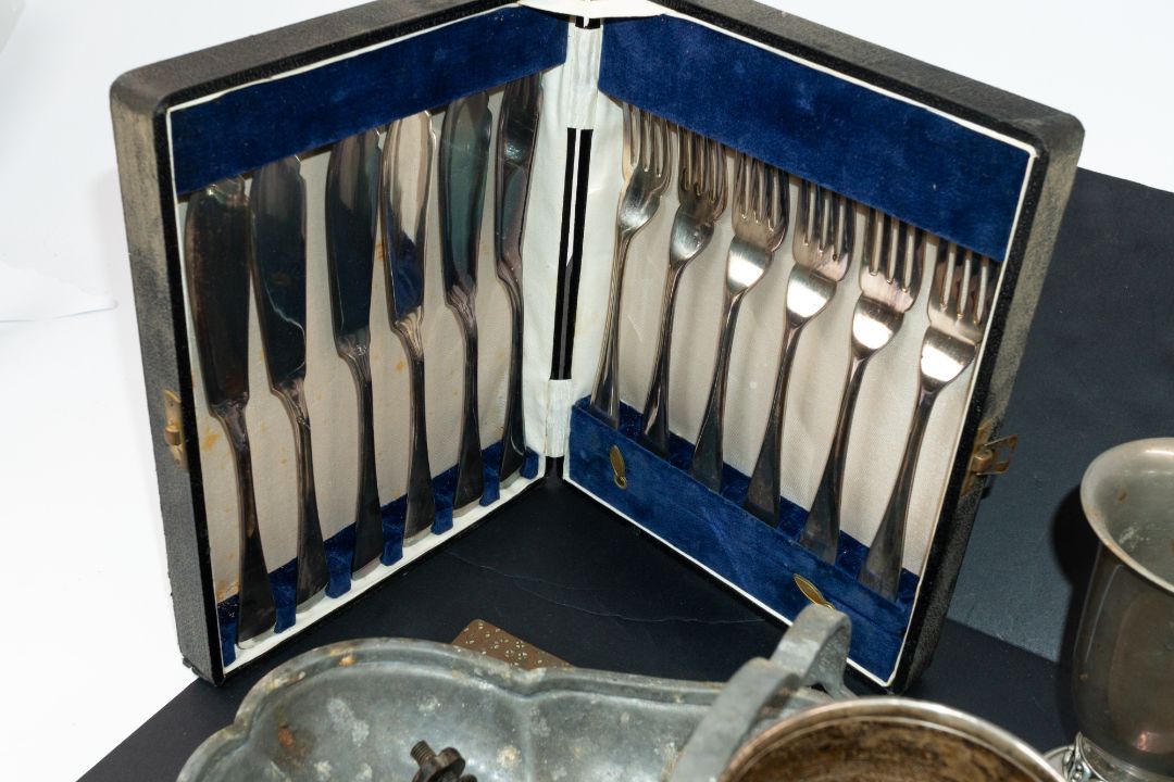 Metalware: an Arts &amp; Crafts hammered copper two handled tray, decorated centrally with a five pe - Image 2 of 2