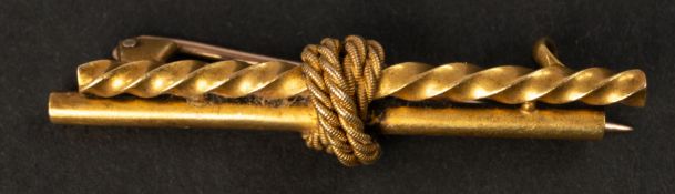 Jewellery: a 15ct yellow gold double bar brooch, held by a simulated rope knot. 4.5cm wide, 4.3g.
