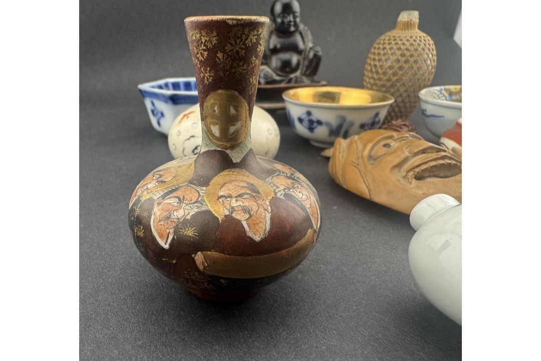 Oriental: a Chinese wicker covered snuff bottle, 6.7cm, a pair of blue and white bottles, 5.0cm, a m - Image 3 of 3