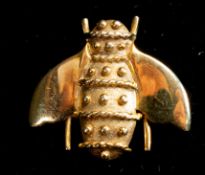 Jewellery: a 9ct yellow gold brooch modelled as a bee, Edinburgh hallmarked, 2.4cm wide, 4.3g.