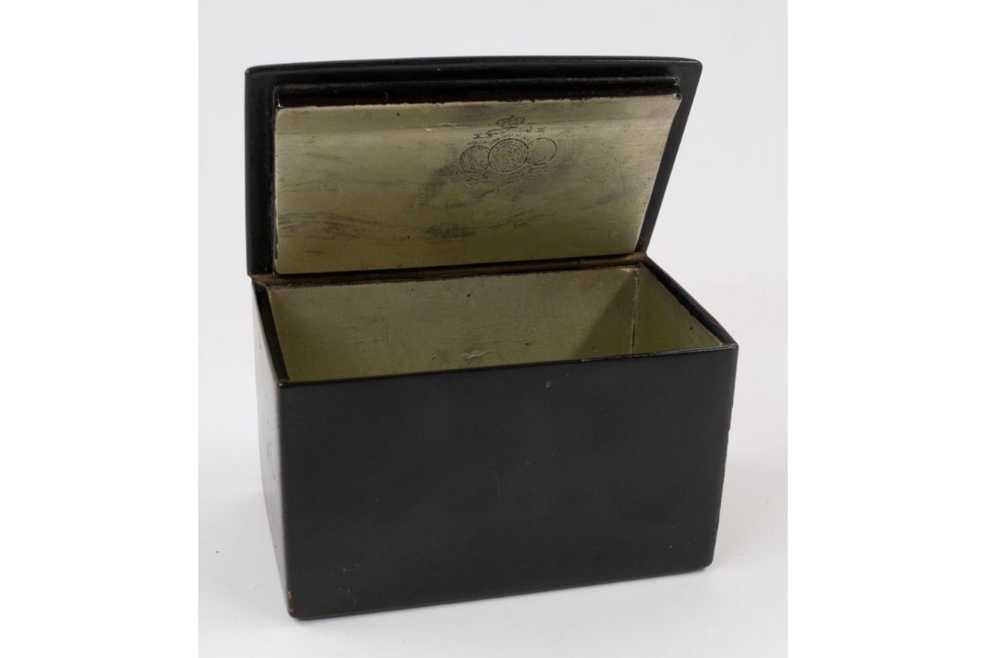 Decorative Arts: a late 19th century Russian papier mache rectangular tea caddy, possibly Vishnyakov - Image 1 of 4