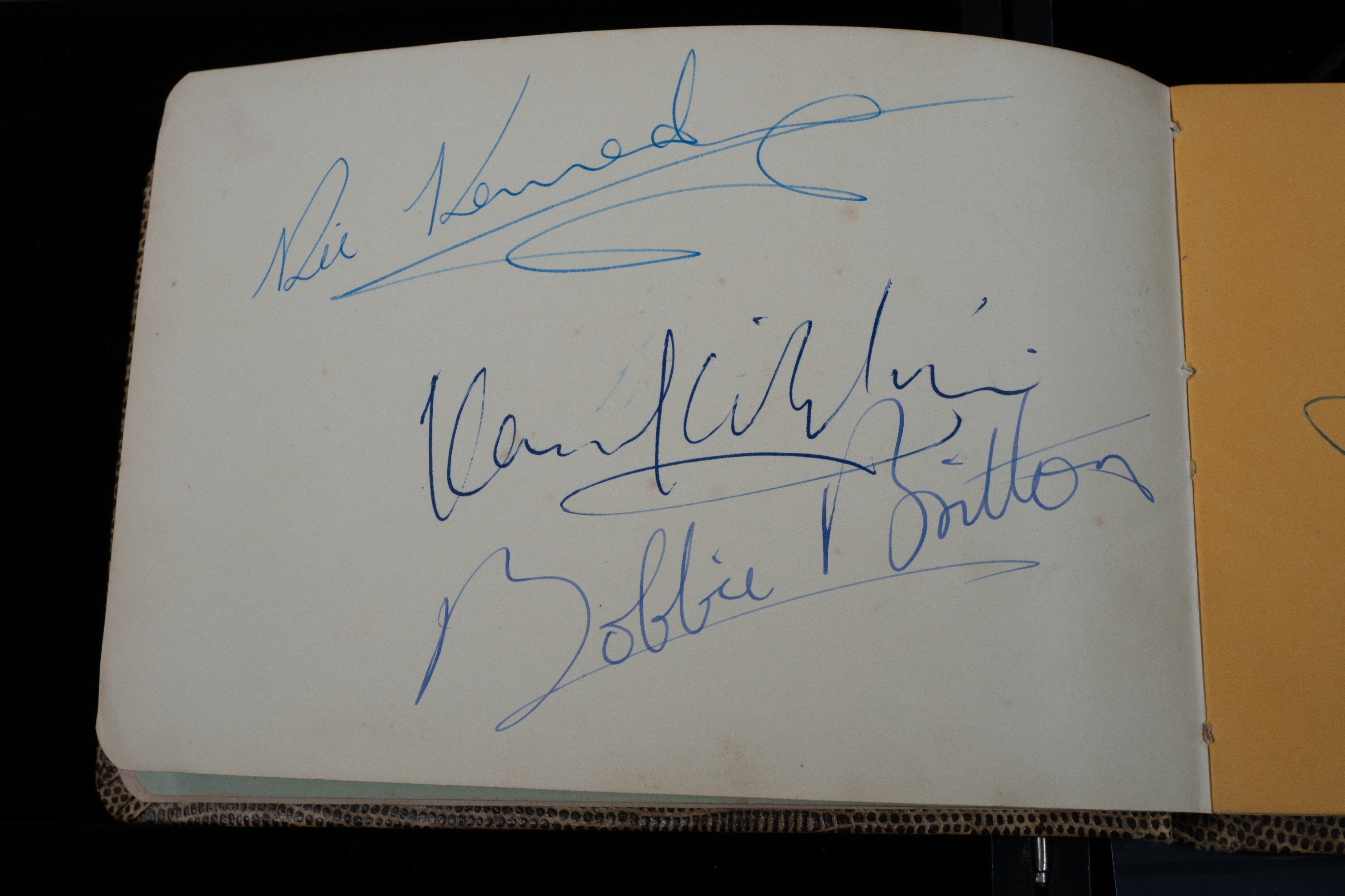 Autographs: - Image 4 of 6