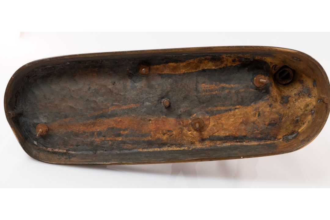 Metalware: an Animalier bronzed group depicting a horse by a tree stump, the base bearing the signat - Image 5 of 5