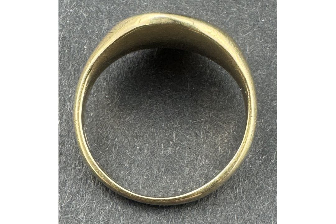 Jewellery: a 9ct yellow gold signet ring, the table bearing the remnants of the original inscription - Image 2 of 2