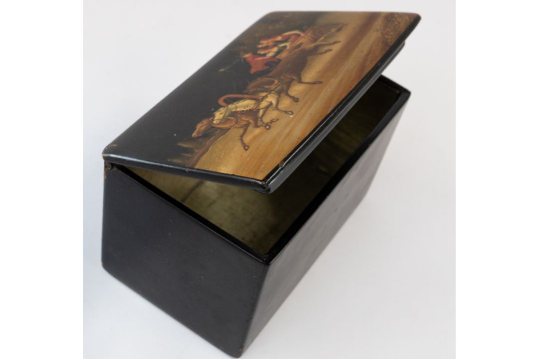 Decorative Arts: a late 19th century Russian papier mache rectangular tea caddy, possibly Vishnyakov - Image 4 of 4