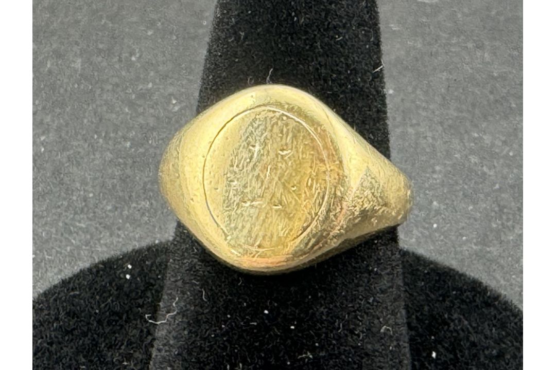 Jewellery: a 9ct yellow gold signet ring, the table bearing the remnants of the original inscription - Image 1 of 2