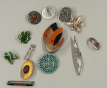Jewellery: a group of thirteen brooches, various designs and materials including silver examples, la