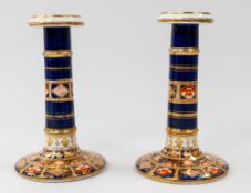 Ceramics: A pair of English porcelain Imari candlesticks, 1st half 19th century, possibly Davenport,