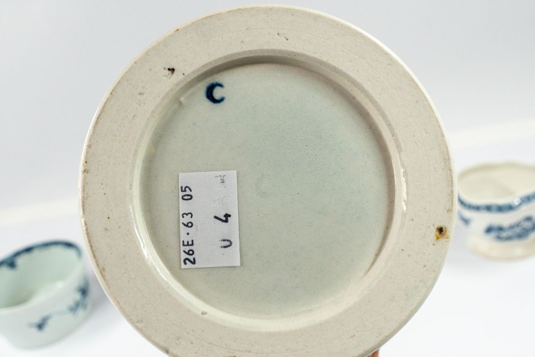 Ceramics: a Worcester blue and white coffee pot, c.1765, painted with the Feather-Mould Floral patte - Image 4 of 6