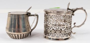 Silver: a baluster mustard pot, Sheffield 1896, with shell thumbpiece and lower gadrooning, 88g with