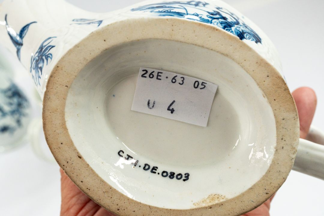 Ceramics: a Worcester blue and white coffee pot, c.1765, painted with the Feather-Mould Floral patte - Image 5 of 6