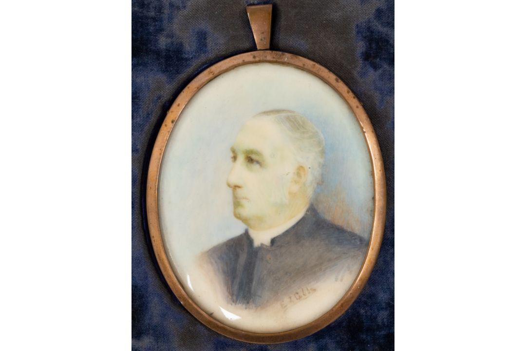 Decorative Arts: a late Victorian watercolour on ivory portrait miniature of a gentleman, in gilt me - Image 2 of 3