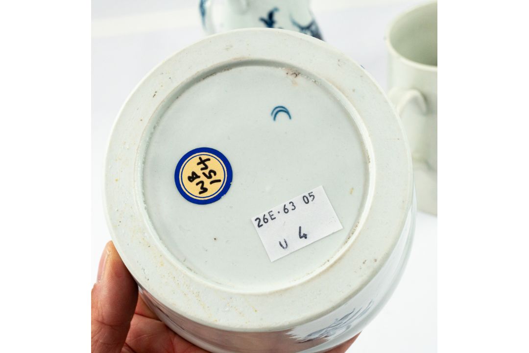 Ceramics: a Worcester blue and white coffee pot, c.1765, painted with the Feather-Mould Floral patte - Image 6 of 6