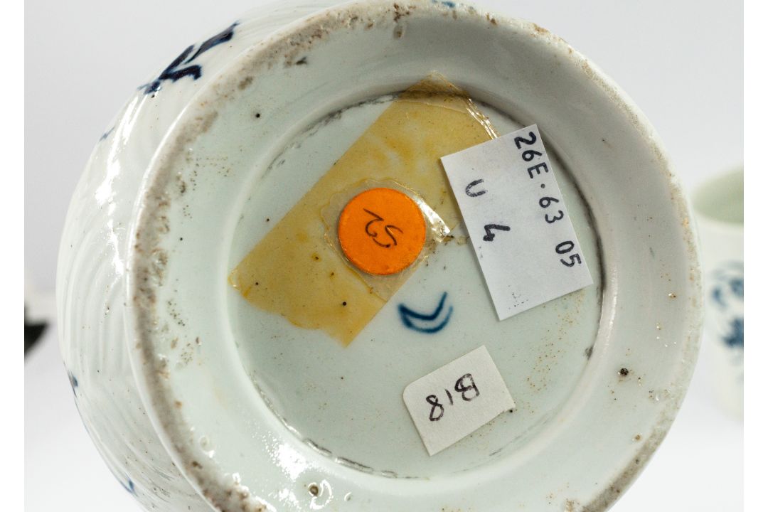 Ceramics: a Worcester blue and white coffee pot, c.1765, painted with the Feather-Mould Floral patte - Image 3 of 6