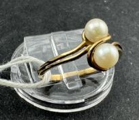 Jewellery: 9ct gold crossover ring set with two 3.5mm cultured pearls, hallmarked London, ring size 