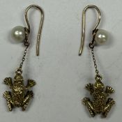 Jewellery: Pair of yellow metal drop earrings, each set with a single 6mm cultured pearl and a chain