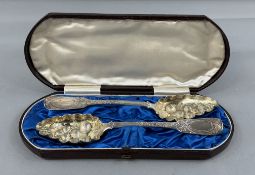 Silver: a pair of fiddle pattern berry spoons, hallmarked for Dublin 1828 with the makers mark for W