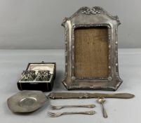 Silver: a boxed pair of pierced silver napkin rings by The Goldsmiths & Silversmiths Company, Lo