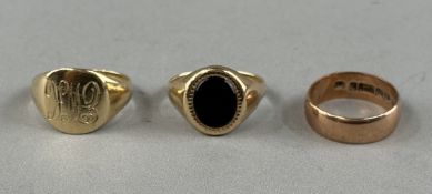 Jewellery: a 9ct yellow gold signet ring, inscribed initials to the curved table, UK size R; a signe
