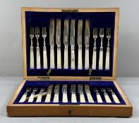 Silver: an oak cased set of mother of pearl handled fruit cutlery by William Batt & Sons, Sheffi