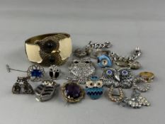 Costume Jewellery: a novelty quartz pendant watch in the form of an owl; two owl rings, a hinged bra