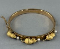 Jewellery: Hallmarked 15ct yellow gold bangle with the figures of three rodents (testing as 18ct) an