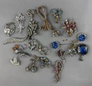 Costume Jewellery: A collection of 20th-century costume jewellery, including brooches, hat pins, etc