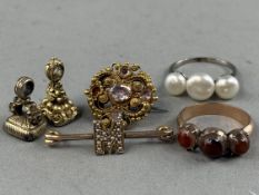 Jewellery: an unmarked yellow metal ring, testing as 9ct gold, set with three cabochon agates, UK si
