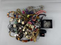 Jewellery: silver and white metal jewellery including necklaces, pendants, bracelets, etc., combined
