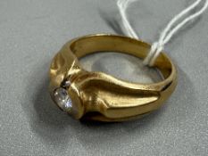 Jewellery: a gentleman's yellow metal ring, Continental hallmarks to the exterior of the band and te