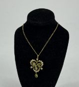 Jewellery: an Edwardian style clover leaf pendant, hallmarked for London 2000, set with three perido
