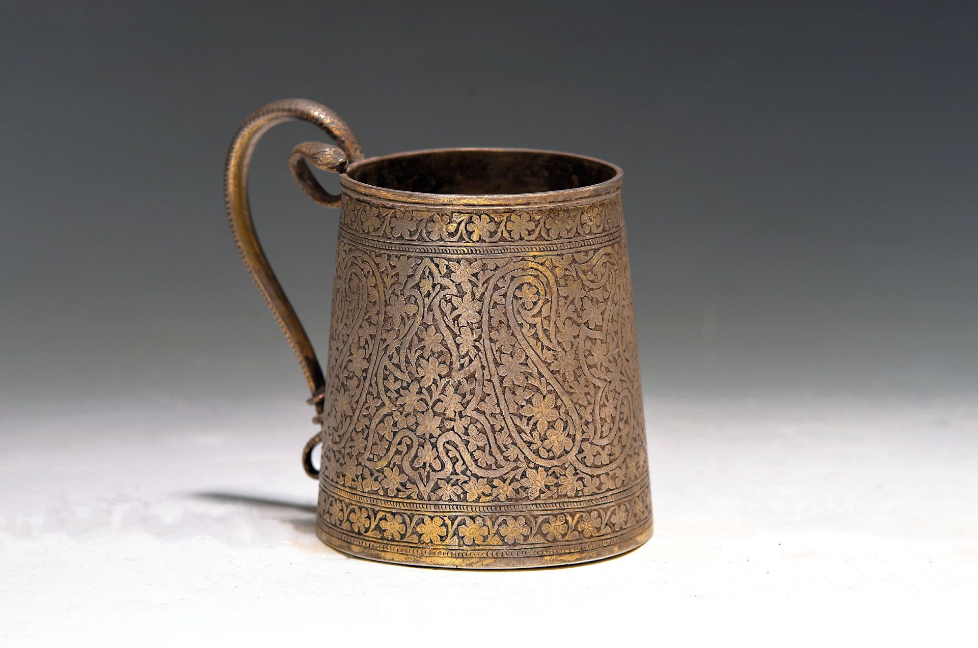 Henkelkrug aus Silber, Indien, wohl Kashmir, Anfang/Mitte
