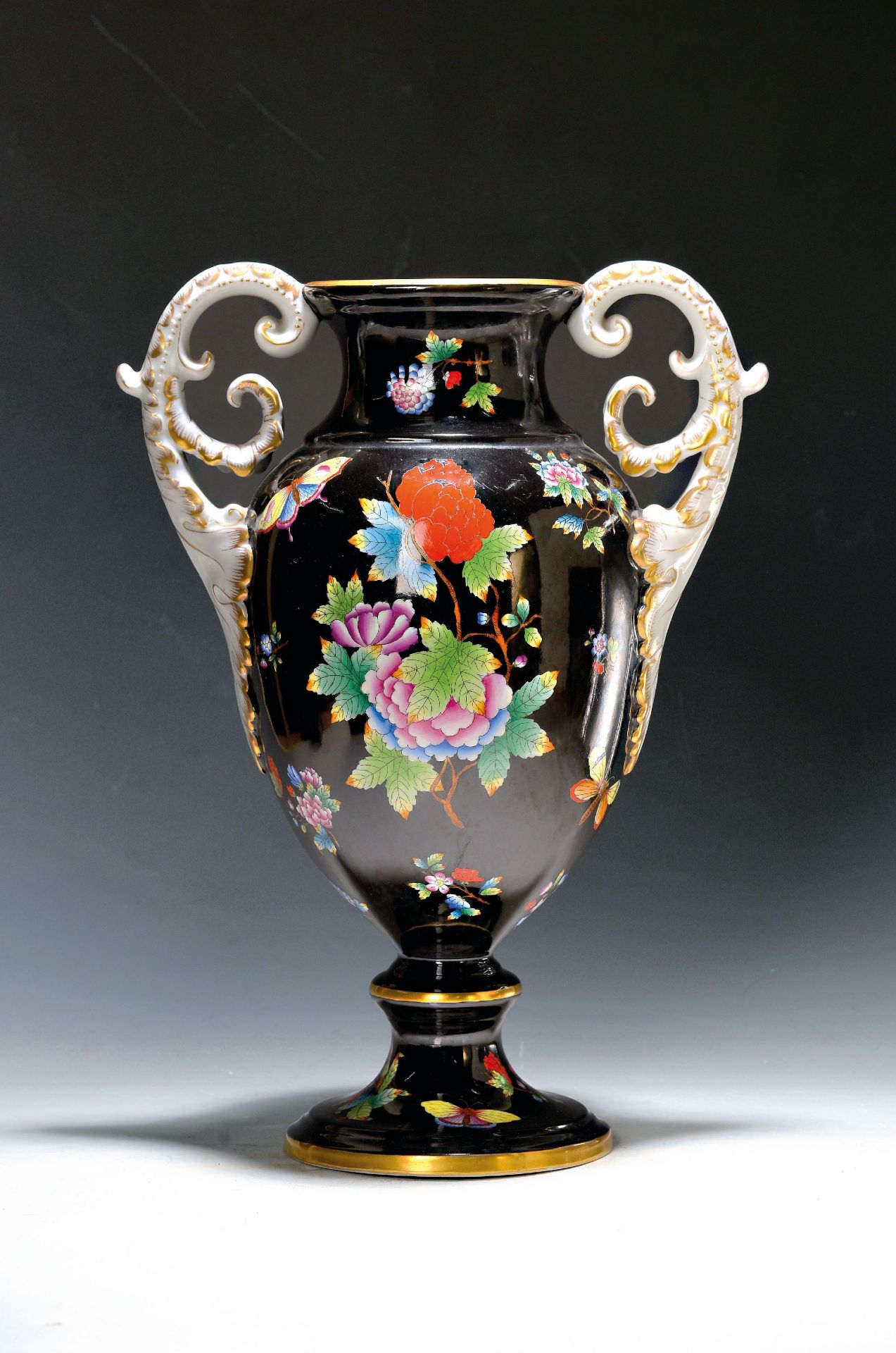 Hohe Doppelhenkelvase und ovale Platte, Herend, 20. Jh.,