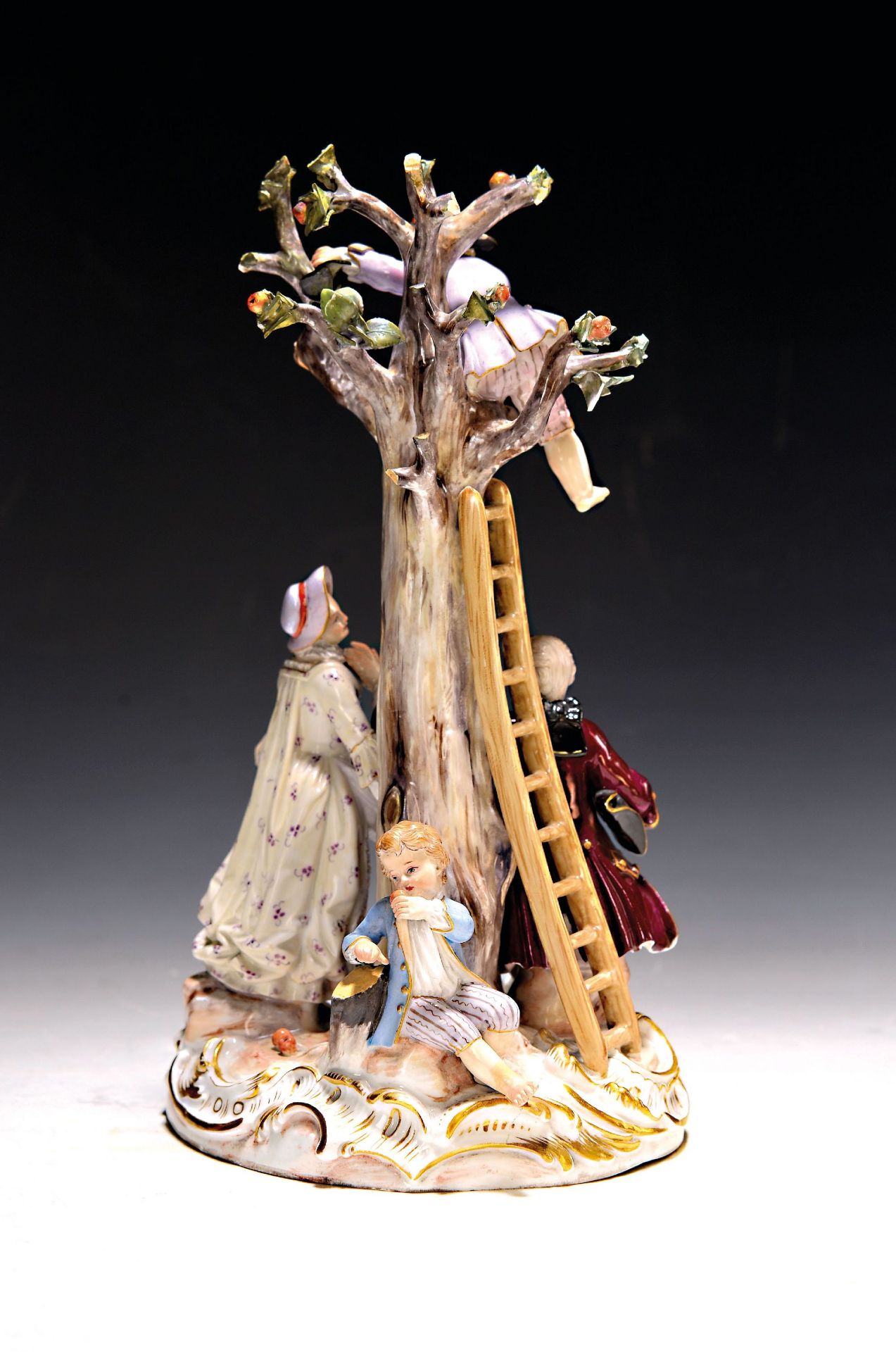 Porzellangruppe, Meissen, um 1850-1924, Apfelernte, - Bild 2 aus 2