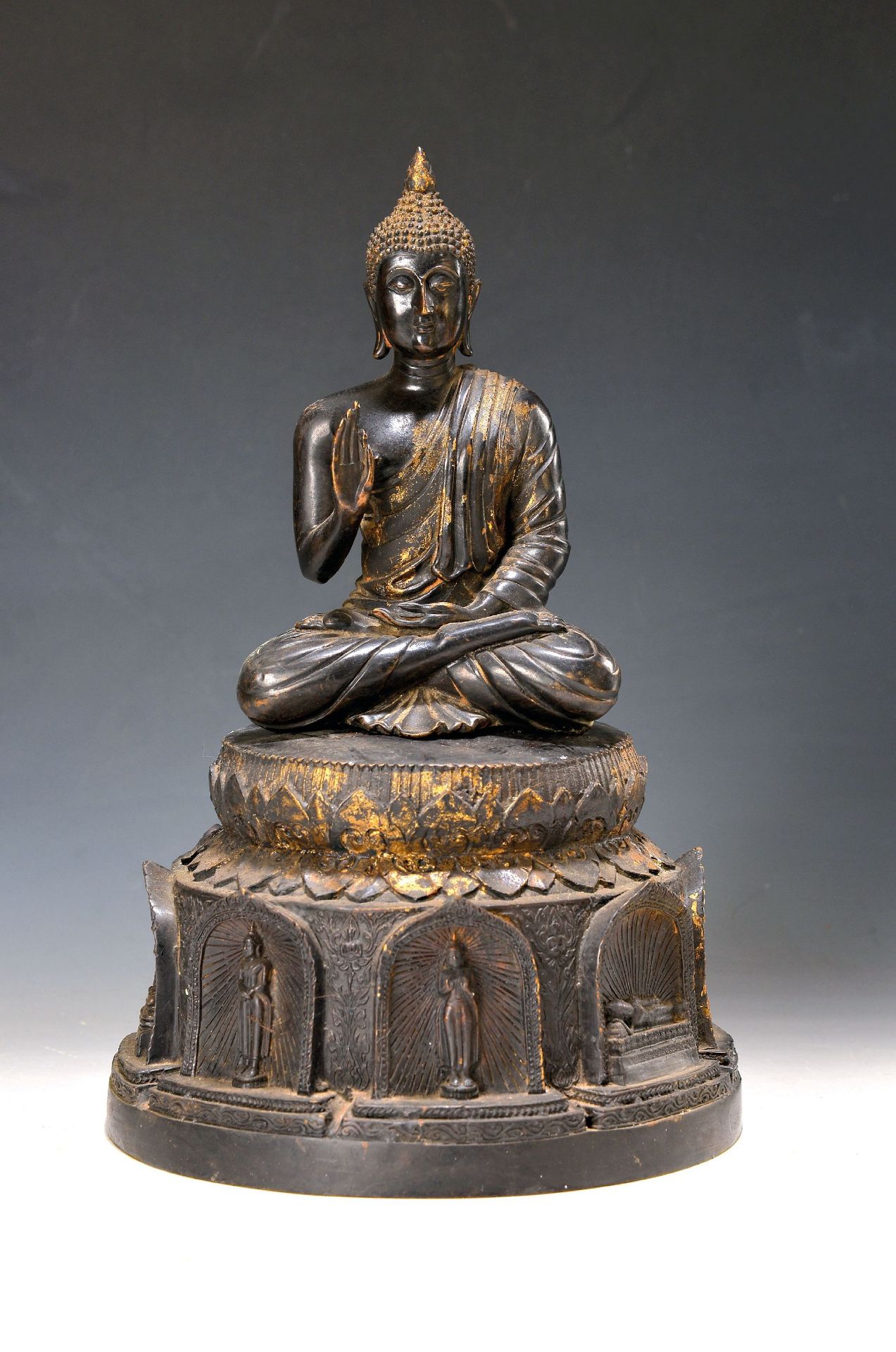 Sitzender Buddha auf Lotusthron, wohl Burma, 20. Jh.,
