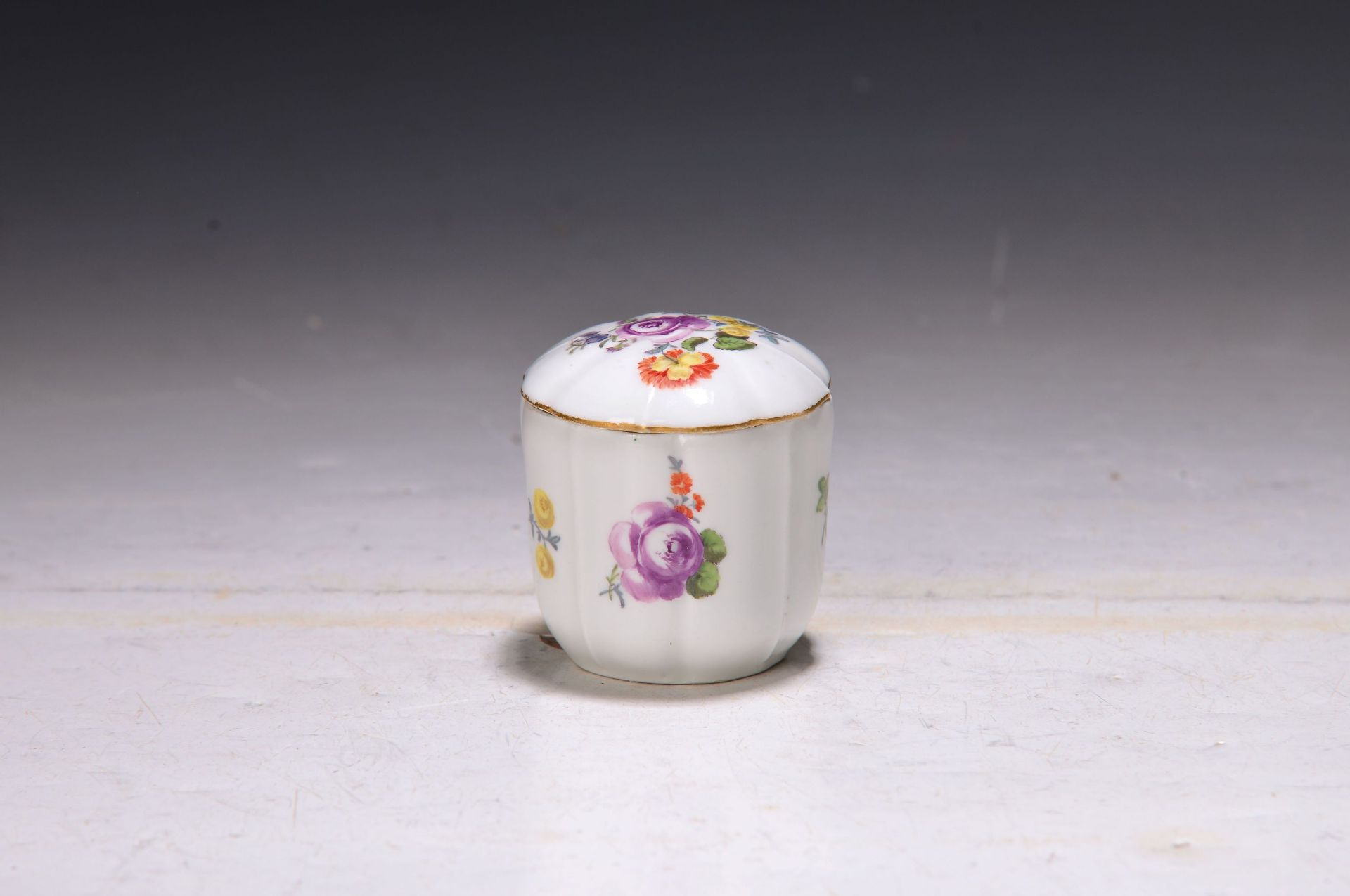 Kleine Deckeldose, Meissen, 18. Jh., Porzellan, - Bild 3 aus 4