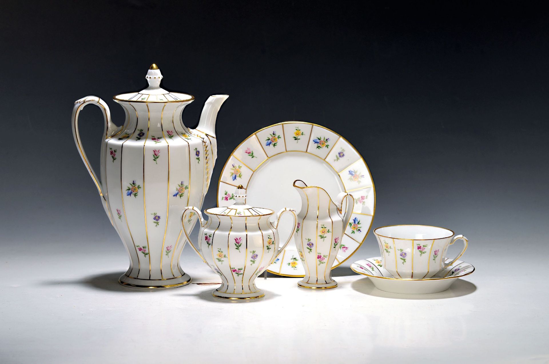 Kaffeeservice für 6 Personen, Form Greque mit Streublumen,