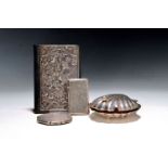 2 Etuis, eine Puderdose und eine Muscheldose,