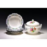 Deckelschüssel und vier Teller, Ende 19. Jh., Porzellan,