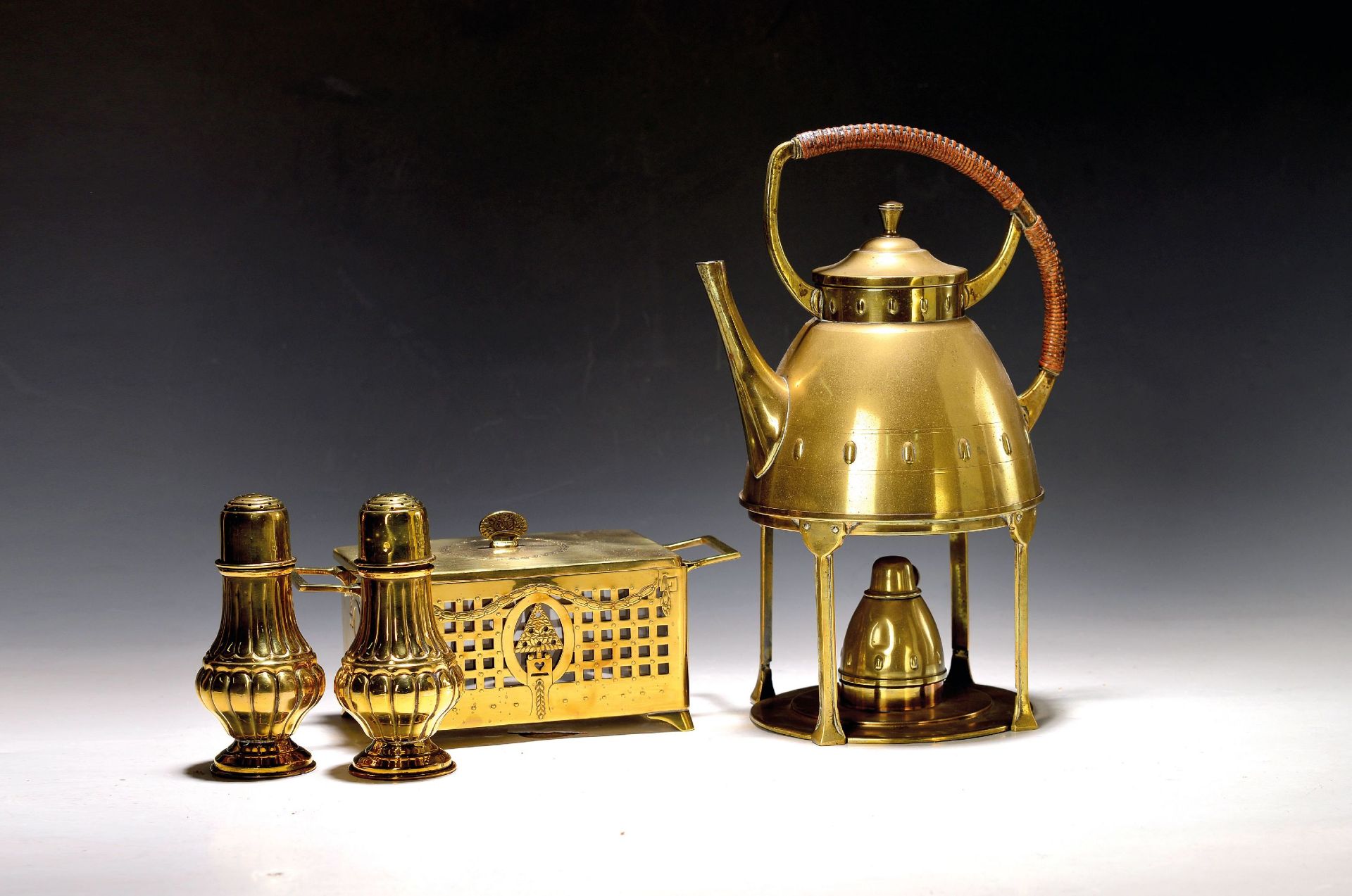 Deckeldose, Teekanne mit Stövchen und Brenner, um 1900,