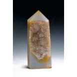 Natürlicher Achat Obelisk Kristall mit Chalcedony,