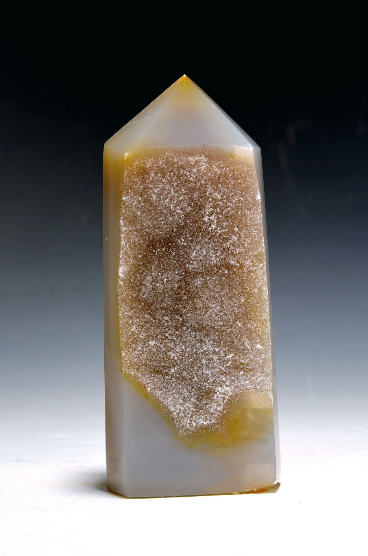 Natürlicher Achat Obelisk Kristall mit Chalcedony,