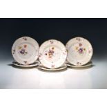 Set von 6 Tellern mit Blumenrelief, Frankenthal, um 1771,