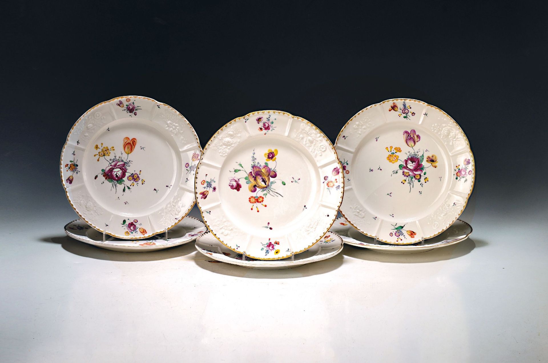 Set von 6 Tellern mit Blumenrelief, Frankenthal, um 1771,