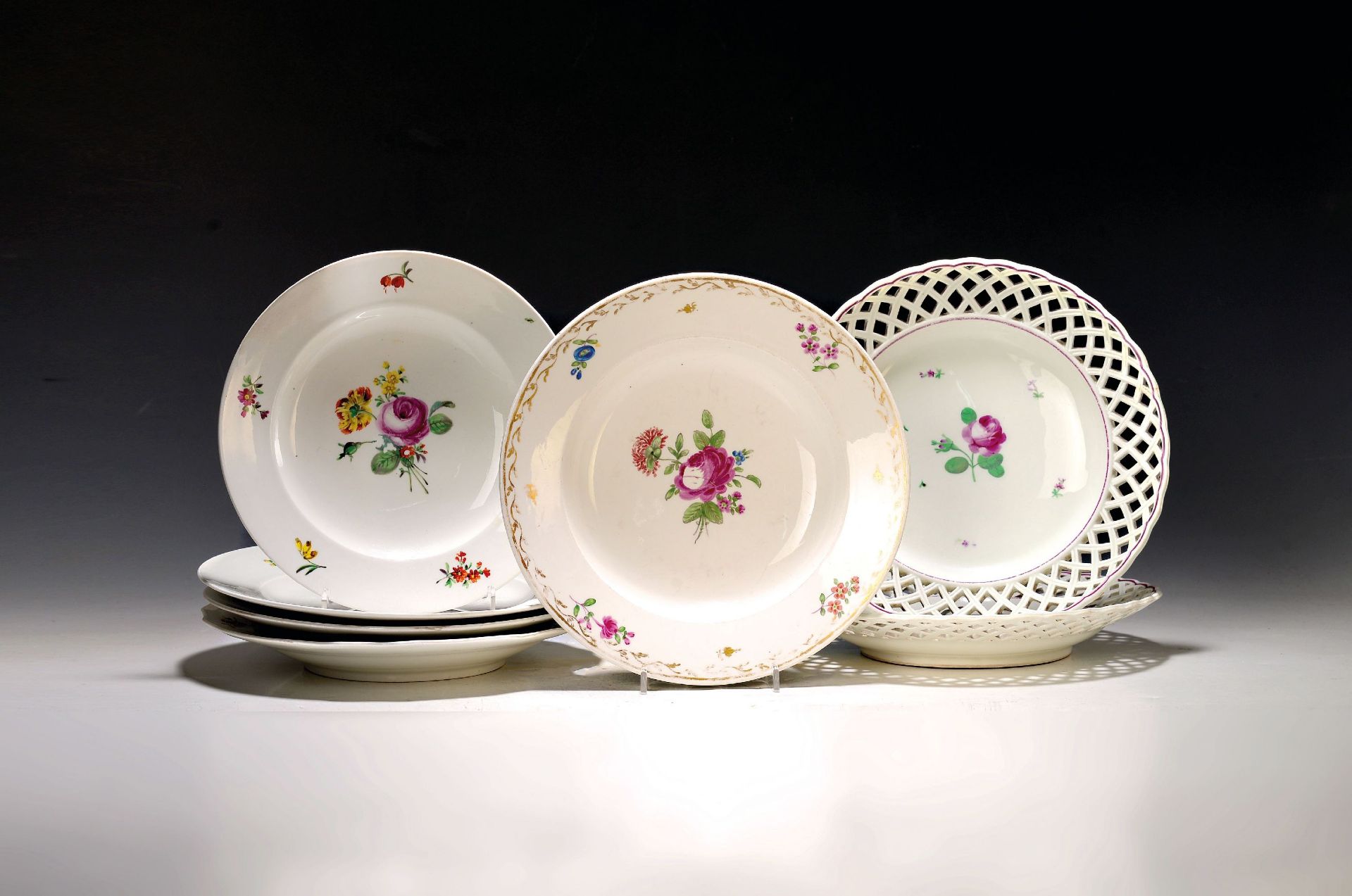 7 Speiseteller, Wien, 18. Jh., Blumenmalerei, darunter